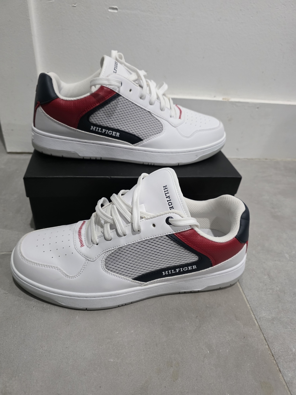 Tommy Hilfiger Men’s White / Red / Navy Casual Sneakers
